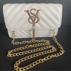 ❤️Crossbody Beige bag with gold chain. Red interior, w/zipper inside pocket NWOT